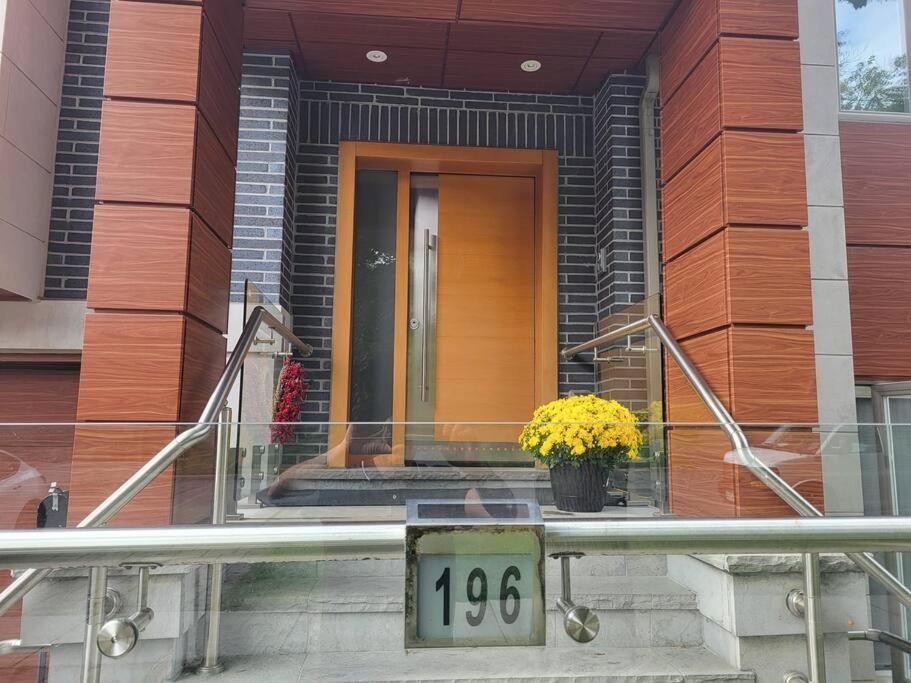 Toronto Modern House Apartment Exterior photo